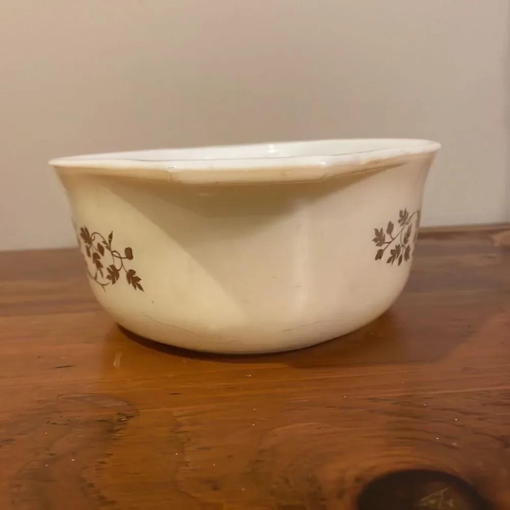 Pyrex Empire Golden Scroll Casserole Dish 1 1/2 quart